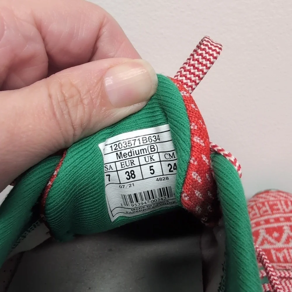 Brooks Levitate 5 Run Merry Christmas Women's Running Shoes Size 7 Limited Red